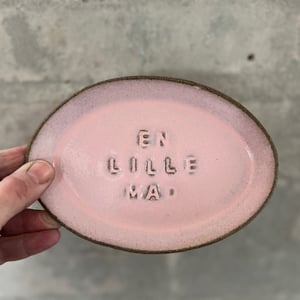 Lille fad med tekst - EN LILLE MAD - rosa – produktbillede