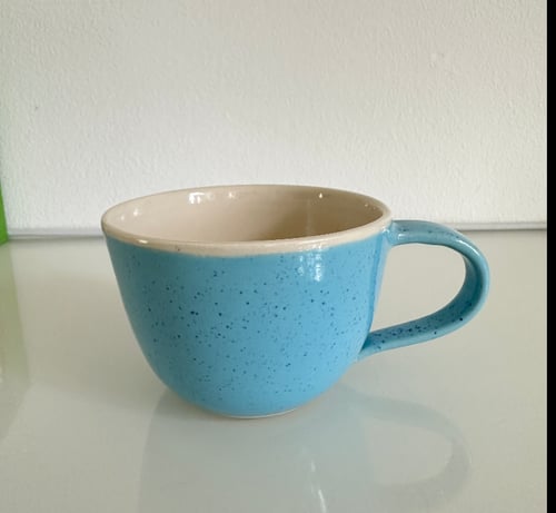 Kop med hank med blå effektglasur (1)