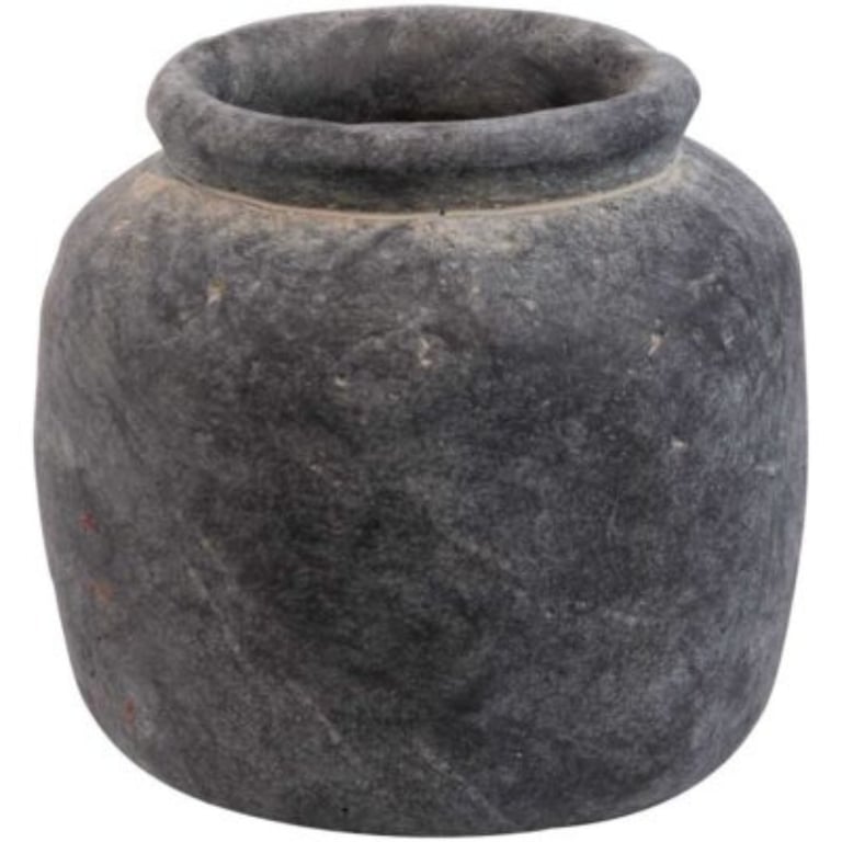 Mørk grå, rund stenkrukke med bred åbning og glat overflade.