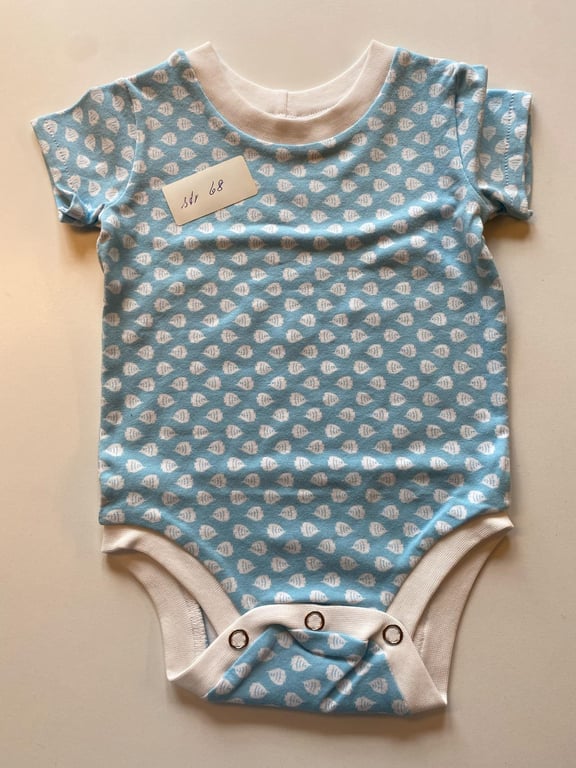 Body med korte ærmer. Størrelse 68