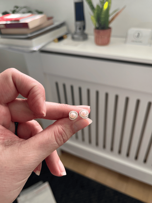 Snoede ferskvandsdyrkede perleøreringe i sølv billede 2