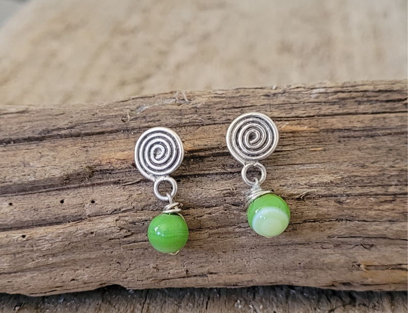 Grønne stribeagat ørestikker.