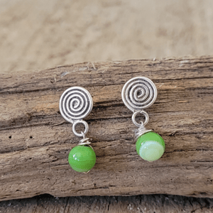 Grønne stribeagat ørestikker. – produktbillede