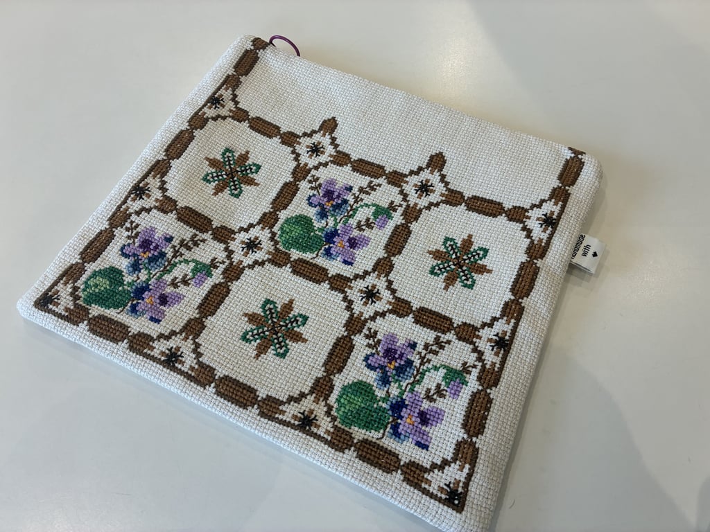 Pung med broderi 