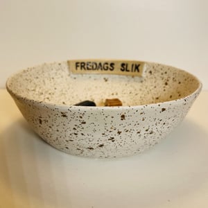 Keramik Skål med tekst -  Fredags slik – produktbillede
