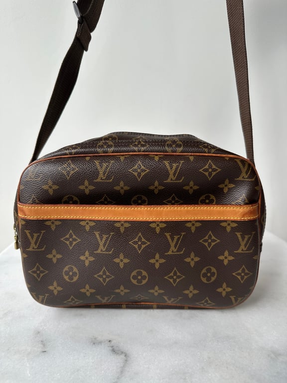 Brun Louis Vuitton crossbody taske med ikonisk monogrammønster og justerbar strop.