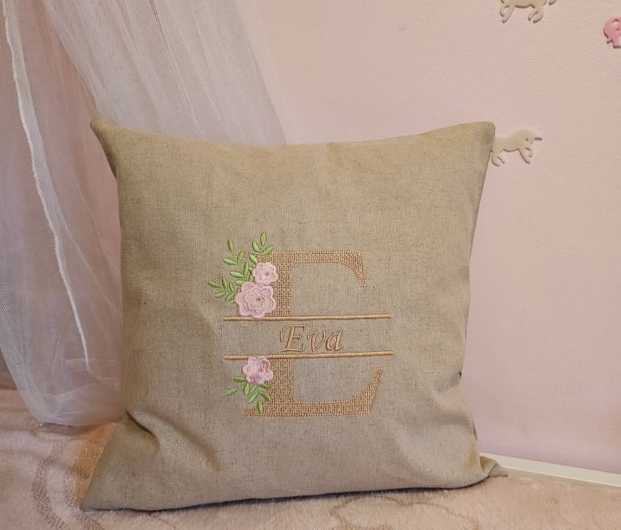 Dekorativt pudebetræk med broderet bogstav og navn