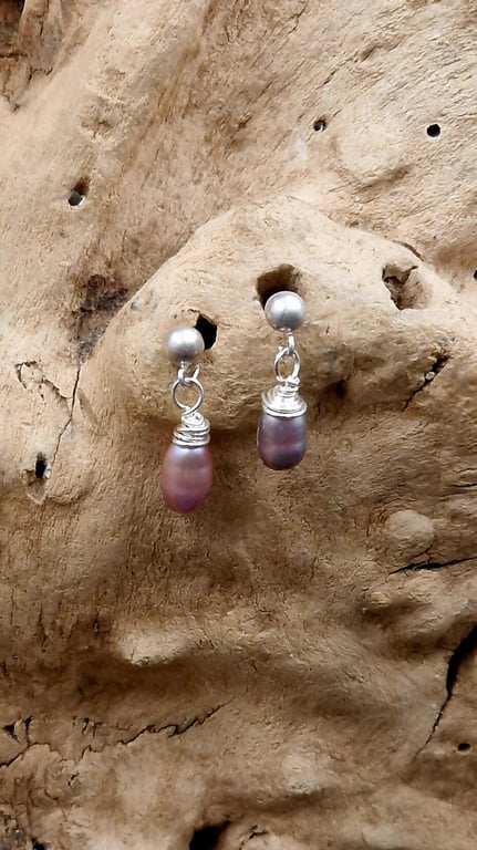 Mørke perle ørestikker.