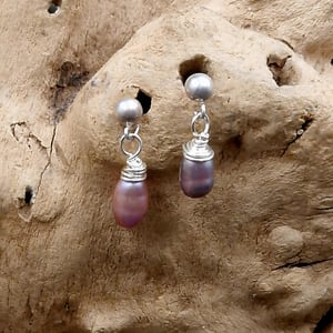 Mørke perle ørestikker. – produktbillede