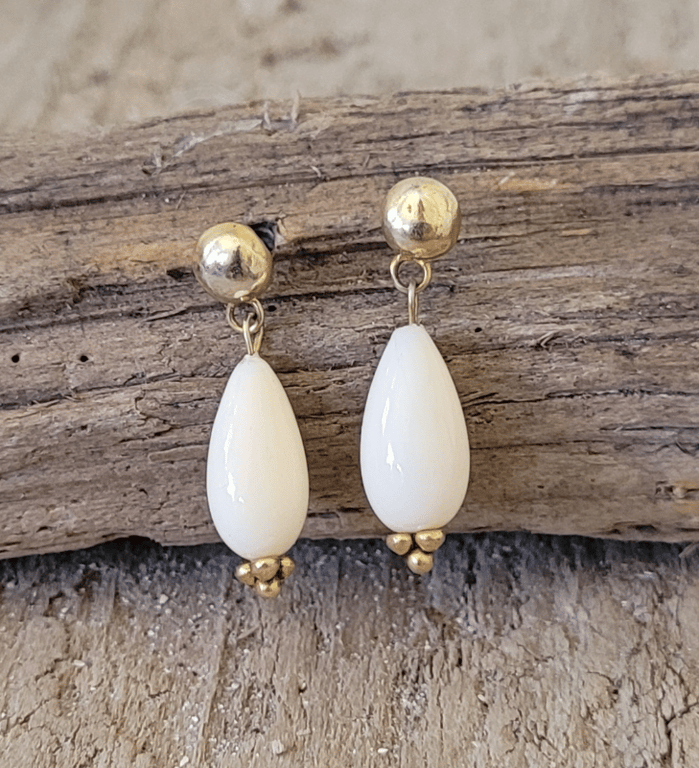 Hvide shellpearl ørestikker. 