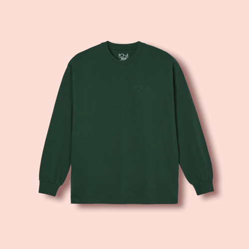 Langærmet, mørkegrøn t-shirt med rund hals og diskret logo foran, lagt fladt på lyserød baggrund. (1)