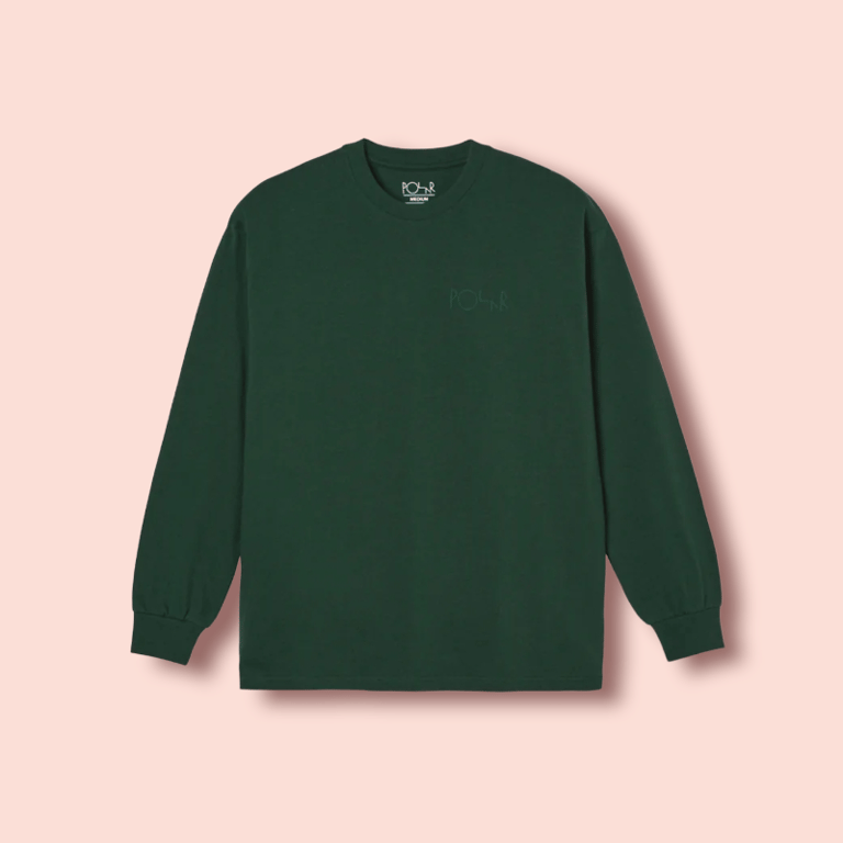 Langærmet, mørkegrøn t-shirt med rund hals og diskret logo foran, lagt fladt på lyserød baggrund.