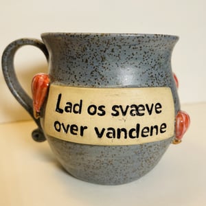 Keramik krus med tekst - Lad os svæve over vandene – produktbillede