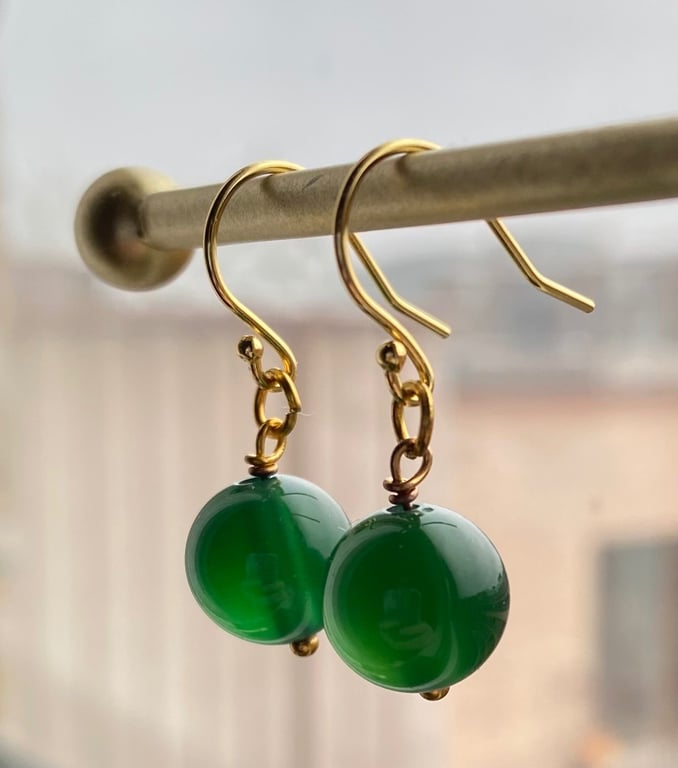 Øreringe med mørke grønne jade kugler 