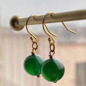 Øreringe med mørke grønne jade kugler  – produktbillede