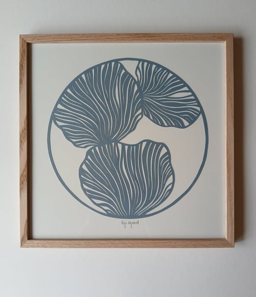 30x30cm papercut, dueblå, indrammet 