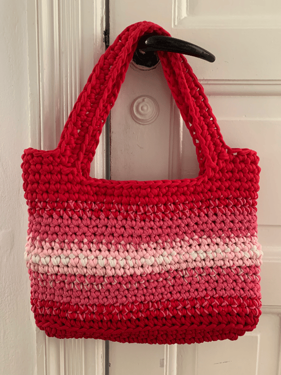 Hæklet rød taske billede 2
