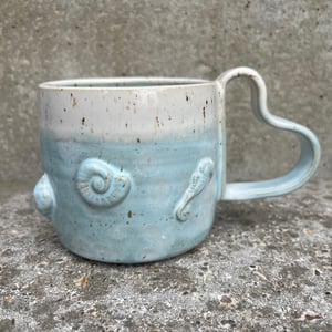 Strand krus med hjertehank. 360 ml. H: 8 cm – produktbillede