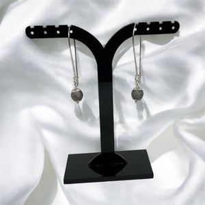 Sorte øreringe  – produktbillede