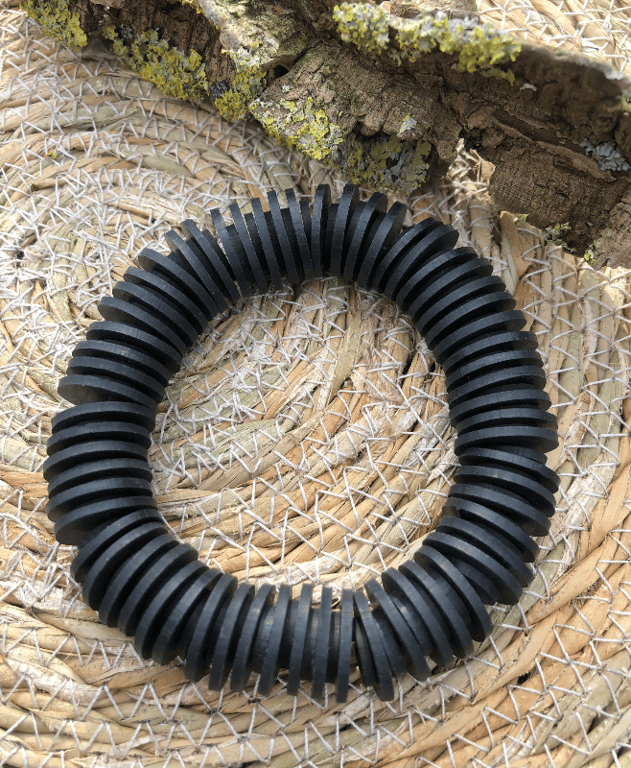 Armbånd af genbrugsgummi