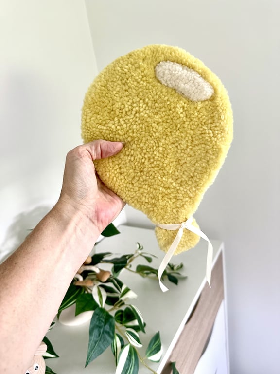 Tuftet farverig ballon (lille)- Håndlavet vægkunst i 100% uld. billede 2