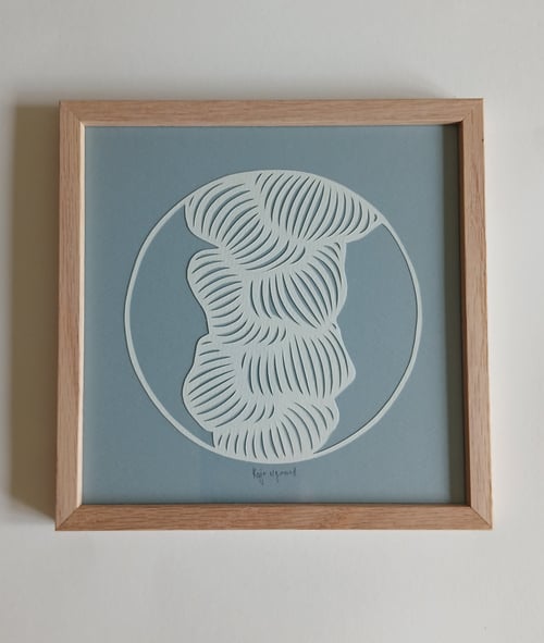 20x20cm papercut, dueblå, indrammet