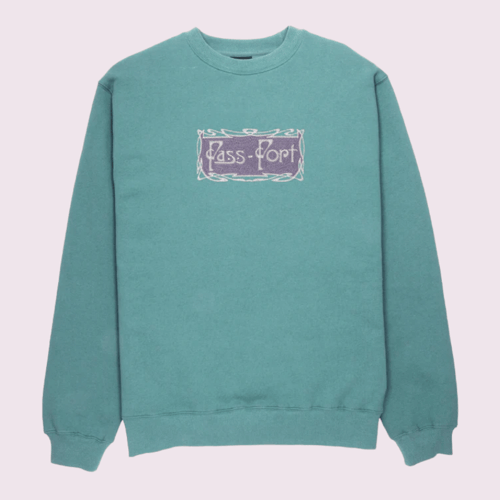 Turkis sweatshirt med rund hals og lilla rektangel med hvid dekorativ kant og teksten "Pass-Port" foran. (1)