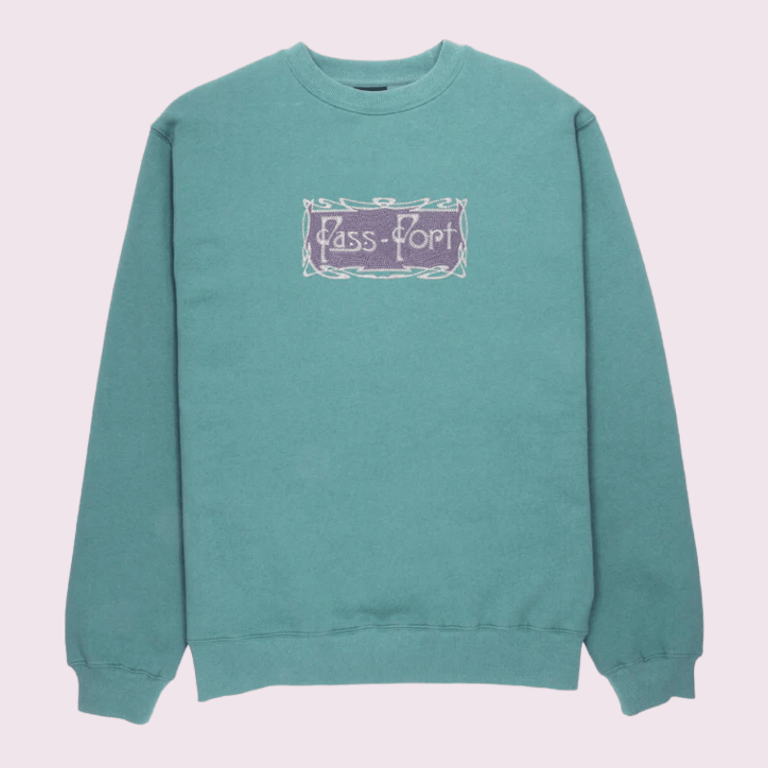 Turkis sweatshirt med rund hals og lilla rektangel med hvid dekorativ kant og teksten "Pass-Port" foran.