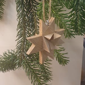 "Foldet" julestjerne i egetræ 8x8 cm – produktbillede