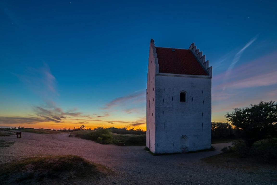 Flot himmel over Den Tilsandede Kirke i Skagen en smuk sommeraften_3