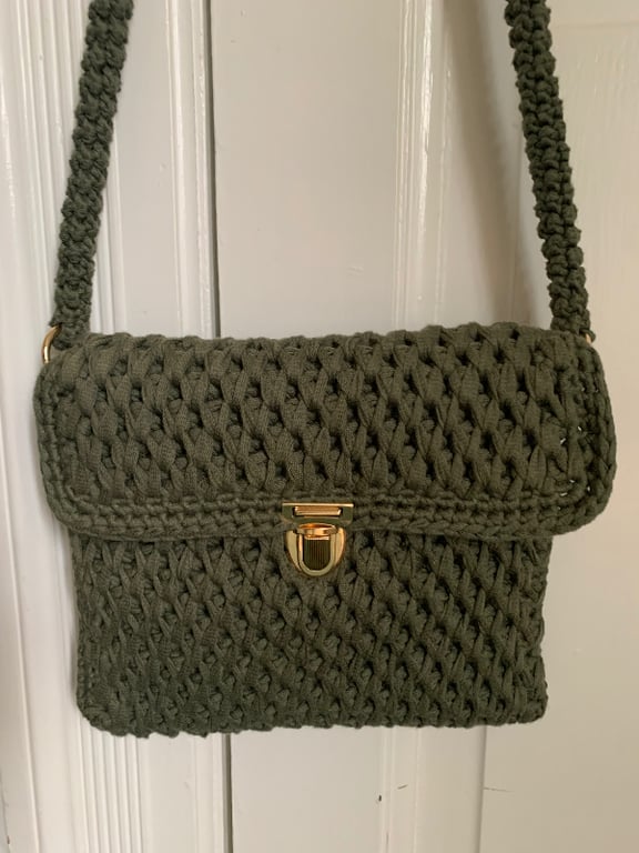 Armygrøn cross-body taske i hæklet flet billede 3