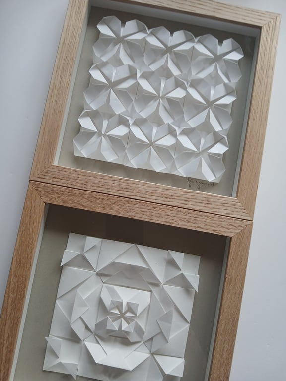 20x20cm foldet værk, hvid, beigegrå, indrammet  (3)