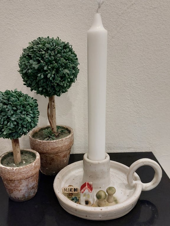 Kammerlysestage med små huse og træ  