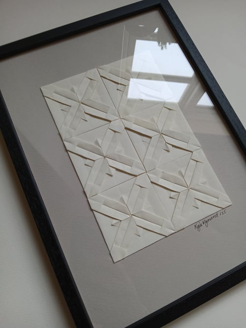 A4 foldet papirværk, perlegrå, indrammet