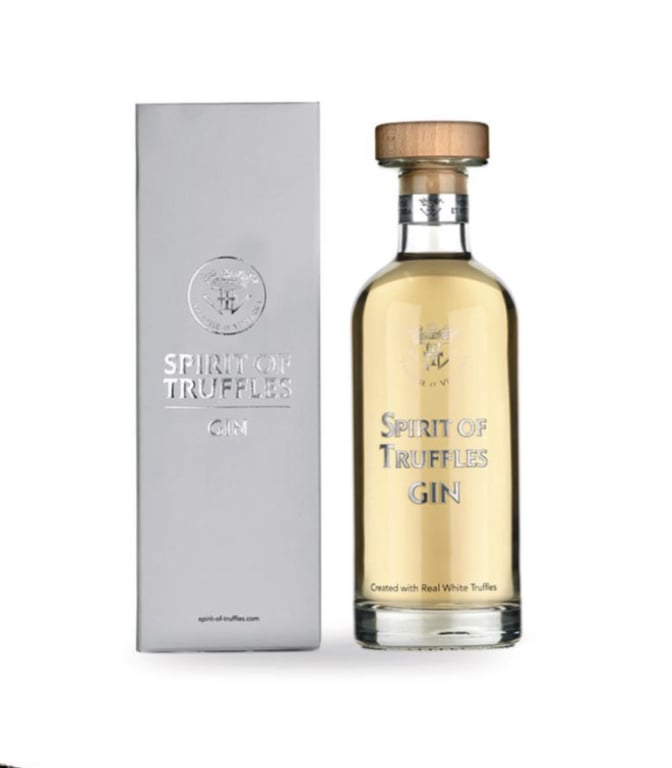 Flaske og kasse med Spirit of Truffles gin, lys gylden væske i glasflaske med træprop og sølvfarvet tekst. (2)