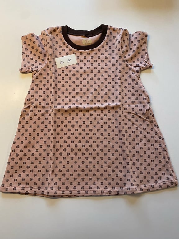 Kjole med korte ærmer. Størrelse 74