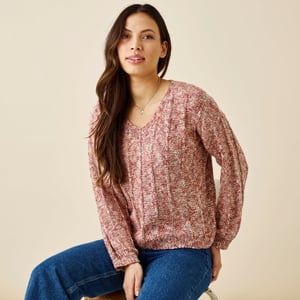 Kit: Bluse med løftede masker i flamé garnet Iris – produktbillede