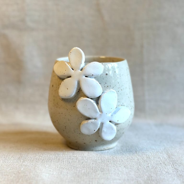 Pre-order Flower kop med hvide blomster, sandfarvet