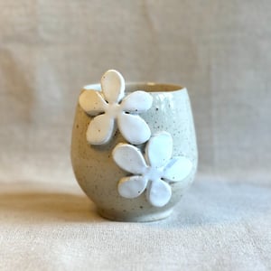 Pre-order Flower kop med hvide blomster, sandfarvet – produktbillede