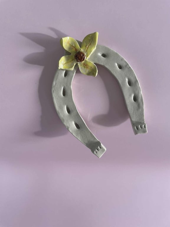 Hestesko - håndformet i keramik med gul blomst