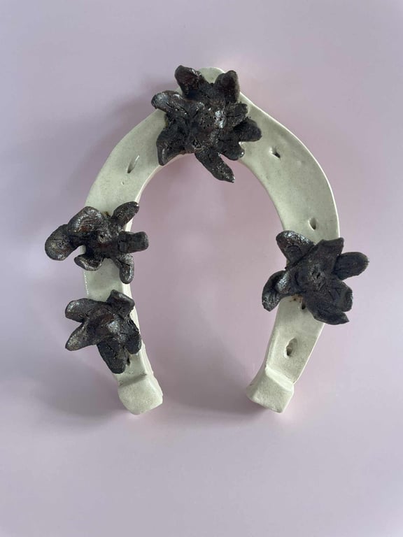 Hestesko - håndformet med sorte blomster