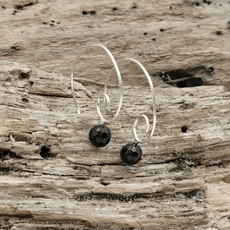 Snabel ørekroge med onyx.