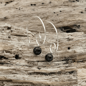 Snabel ørekroge med onyx. – produktbillede