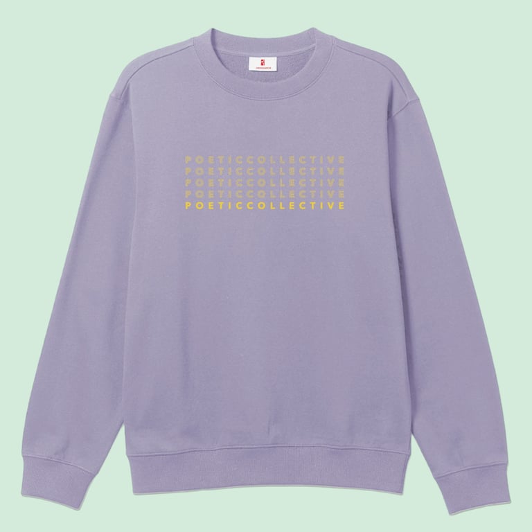 Lilla sweatshirt med rund hals og teksten "POETICCOLLECTIVE" gentaget i gul skrift på brystet.