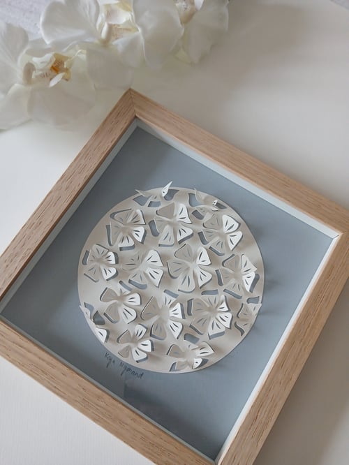 20x20cm, 3D papercut, dueblå, indrammet 