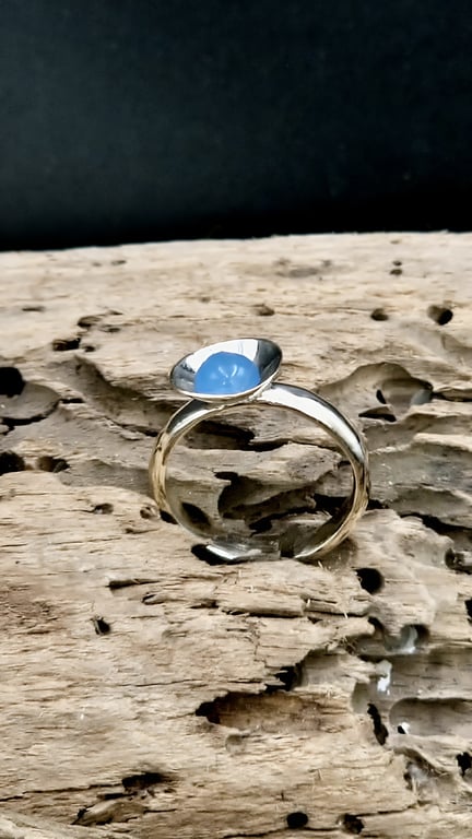 One-size ring med blå kalcedon.