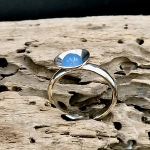 One-size ring med blå kalcedon. – produktbillede