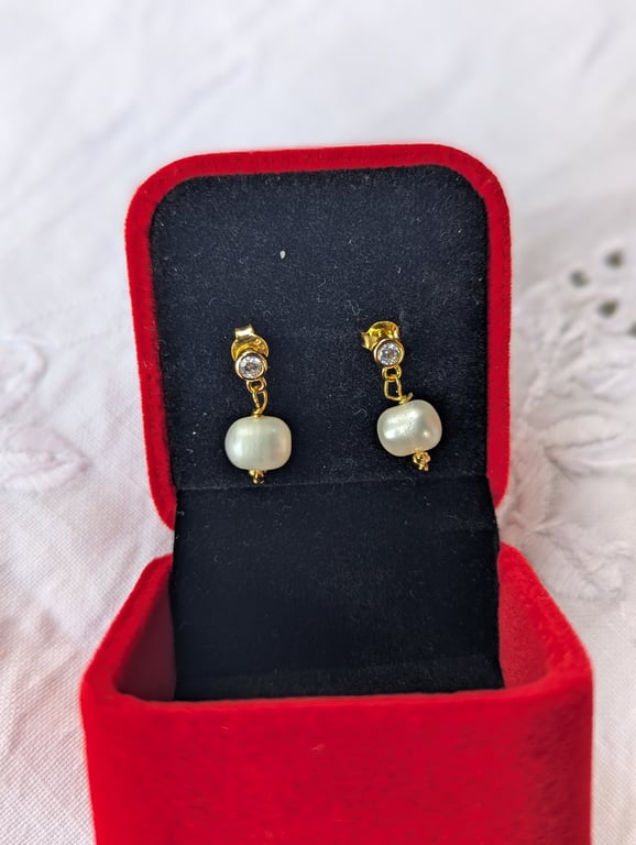 Hvide ferskvandsperler og 18 karat forgyldt billede 2