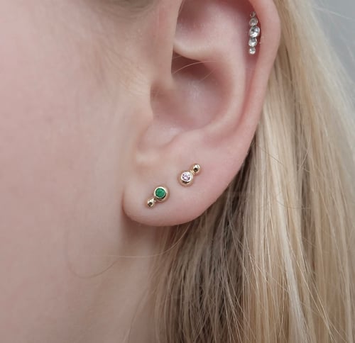 Comma stud in 14 k gold with emerald (2)