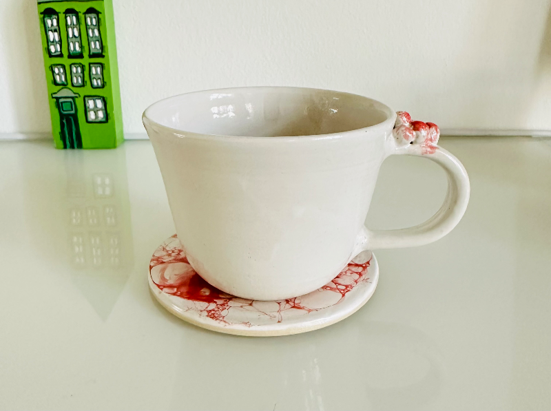 Kop med hank, hvid/rød og bordskåner billede 4